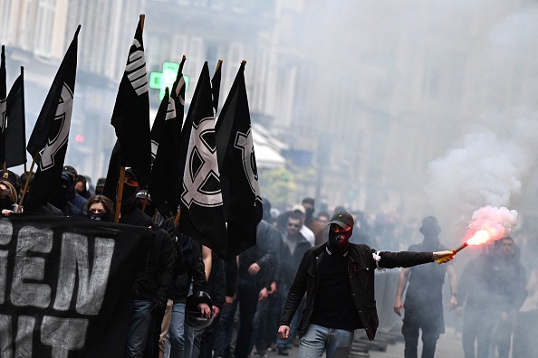Des membres du groupe d'extrême droite « Comité du 9 Mai » lors d'un rassemblement à Paris, le 6 mai 2023. (EMMANUEL DUNAND/AFP via Getty Images)