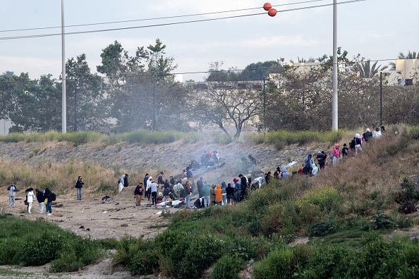 Des migrants à la frontière entre le Mexique et les États-Unis attendent d'être traités par les autorités américaines, le 6 mai 2023. (GUILLERMO ARIAS/AFP via Getty Images)