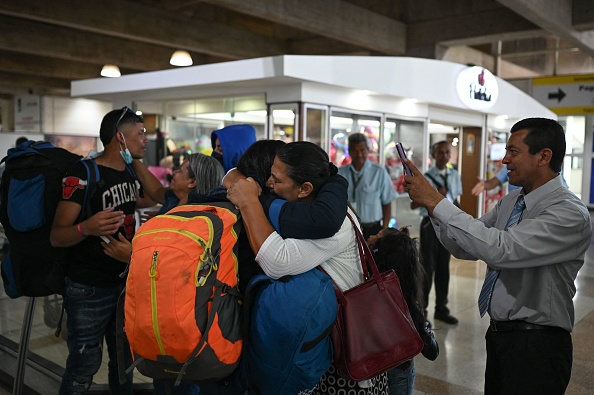 Des migrants vénézuéliens sont accueillis par des proches à leur arrivée à l'aéroport international Simon Bolivar de Maiquetia,au Venezuela, le 7 mai 2023. (FEDERICO PARRA/AFP via Getty Images)