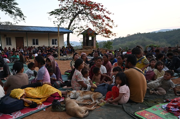 Des personnes attendent dans un abri temporaire, après avoir été évacuées par l'armée indienne, alors qu'elles fuient les violences ethniques qui ont frappé l'État de Manipur, en Inde, le 7 mai 2023. (ARUN SANKAR/AFP via Getty Images)