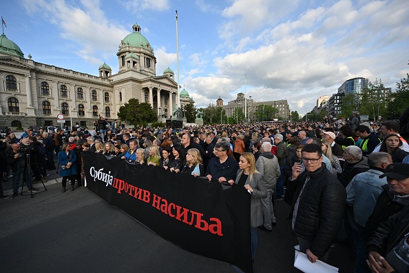 Des manifestants défilent derrière une banderole "La Serbie contre la violence" à Belgrade le 8 mai 2023. (ANDREJ ISAKOVIC/AFP via Getty Images)