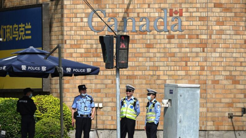 Des policiers et des agents de la circulation se tiennent devant l'ambassade du Canada à Pékin le 9 mai 2023. (Photo GREG BAKER/AFP via Getty Images)