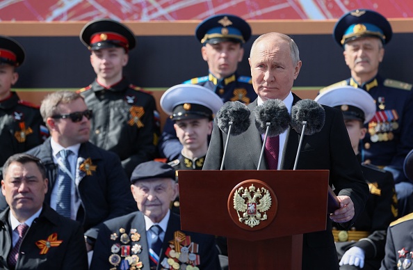 Le président russe Vladimir Poutine lors du défilé militaire du Jour de la Victoire sur la Place Rouge, le 9 mai 2023. (GAVRIIL GRIGOROV/SPUTNIK/AFP via Getty Images)