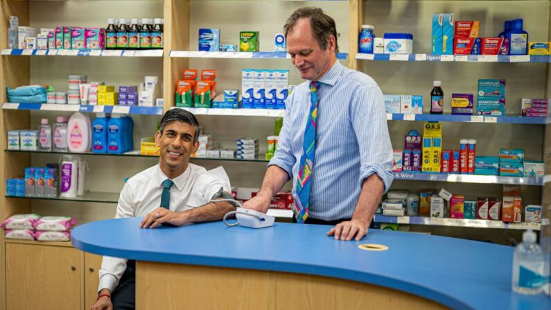 Le gouvernement de M. Rishi Sunak a annoncé qu'un plus grand nombre de pharmaciens seraient désormais en mesure de prescrire des médicaments afin d'alléger les services de santé. (Photo BEN BIRCHALL/POOL/AFP via Getty Images)