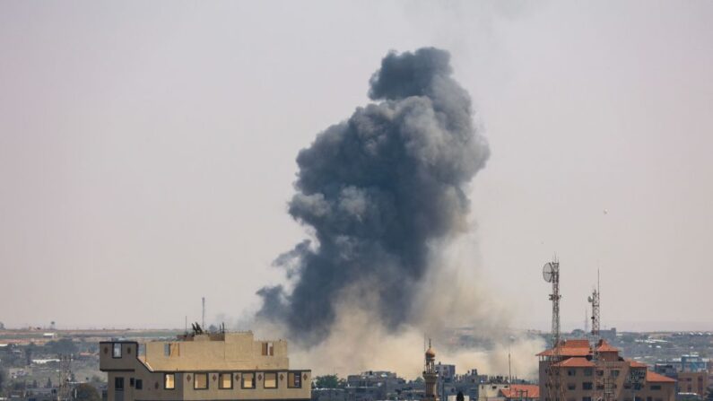 Des frappes militaires israéliennes sur des cibles du Jihad islamique à Rafah dans le sud de la bande de Gaza, le 10 mai 2023. (Photo SAID KHATIB/AFP via Getty Images)