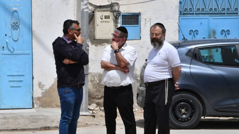 Les autorités tunisiennes enquêtent sur la fusillade qui a coûté la vie à cinq personnes et déclenché une panique générale lors d'un pèlerinage juif dans la plus ancienne synagogue d'Afrique. (Photo FETHI BELAID/AFP via Getty Images)