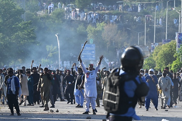 Des militants du parti de l’ancien premier ministre pakistanais Imran Khan affrontent la police à Islamabad, le 10 mai 2023. (FAROOQ NAEEM/AFP via Getty Images)