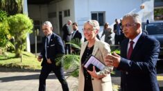 À La Réunion, Borne soigne les élus et évite les casseroles