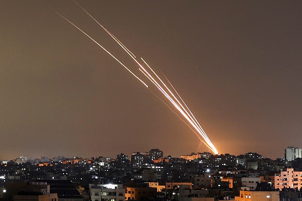 Des roquettes sont lancées depuis la ville de Gaza en direction d'Israël, le 11 mai 2023. (MOHAMMED ABED/AFP via Getty Images)