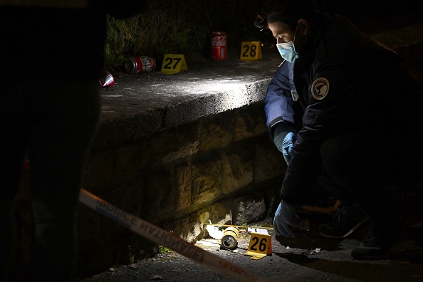 La police scientifique travaille sur les lieux d'une fusillade à Villerupt, le 13 mai 2023. (SÉBASTIEN BOZON/AFP via Getty Images)