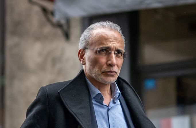 L'islamologue suisse Tariq Ramadan arrive au palais de justice de Genève le 15 mai 2023 pour son procès pour « viol et contrainte sexuelle » dans une affaire remontant à 15 ans. (Photo FABRICE COFFRINI/AFP via Getty Images)