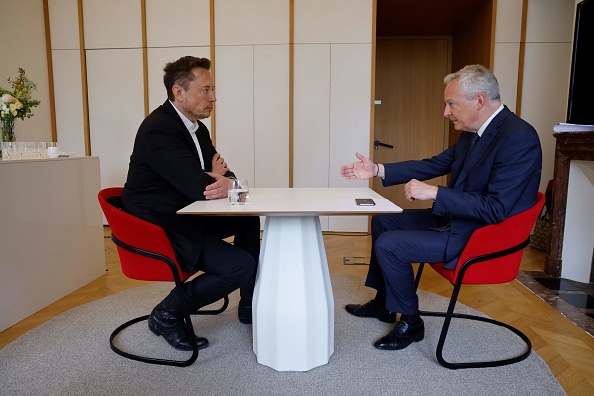 Le PDG de Tesla, Elon Musk, rencontre le ministre français de l'Économie et des Finances, Bruno Le Maire lors de la 6e édition du sommet "Choose France", le 15 mai 2023. (LUDOVIC MARIN/POOL/AFP via Getty Images)
