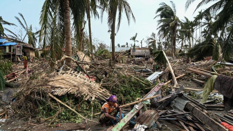 Une femme est assise dans sa maison détruite au camp de réfugiés de Basara à Sittwe, après que le cyclone Mocha ait touché terre. (Photo SAI AUNG MAIN/AFP via Getty Images)