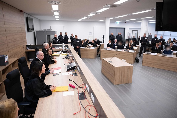 Andreas Ziegel (2e à g.), président du tribunal régional supérieur de Dresde, est assis devant les accusés avant l'audience du 16 mai 2023 dans le cadre du procès sur le vol de bijoux au musée de la Voûte verte. (SEBASTIAN KAHNERT/POOL/AFP via Getty Images)