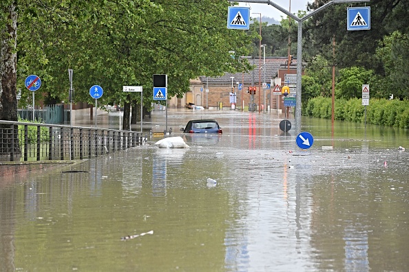 Une photo prise à Cesena le 17 mai 2023 montre une rue inondée après que de fortes pluies aient provoqué d'importantes inondations dans le centre de l'Italie. (ALESSANDRO SERRANO/AFP via Getty Images)