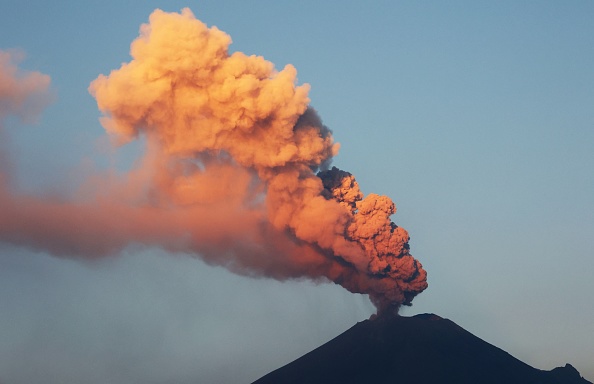 Le volcan Popocatepetl crache des cendres et de la fumée depuis Puebal, au Mexique, le 18 mai 2023. (JOSE CASTANARES/AFP via Getty Images)