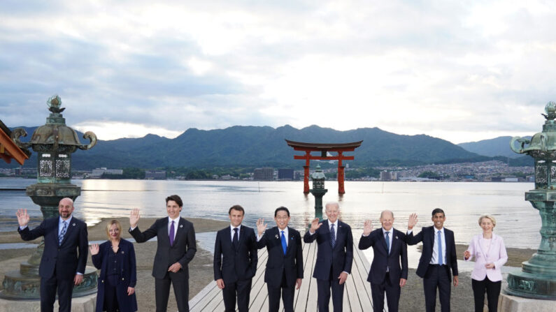 Photo des chefs d'État et de gouvernement des sept plus grandes démocraties industrialisées au sanctuaire d'Itsukushima lors du Sommet du G7 le 19 mai 2023 à Hiroshima, au Japon. (Photo Stefan Rousseau - Pool/Getty Images)
