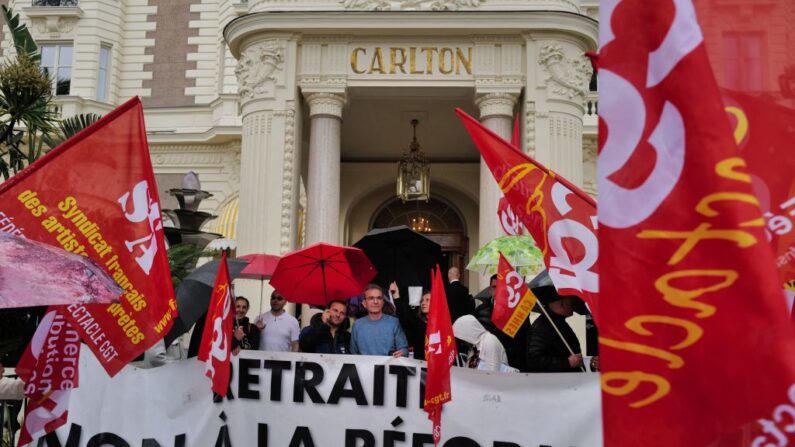 Des membres du personnel du Carlton manifestent contre la réforme des retraites devant l'hôtel en marge de la 76e édition du Festival de Cannes le 19 mai 2023. (Photo VALERY HACHE/AFP via Getty Images)