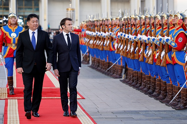 Le président Emmanuel Macron et son homologue mongol Ukhnaagiin Khurelsukh (à g.) lors d'une cérémonie d'accueil au palais du gouvernement à Oulan-Bator, le 21 mai 2023. (LUDOVIC MARIN/AFP via Getty Images)