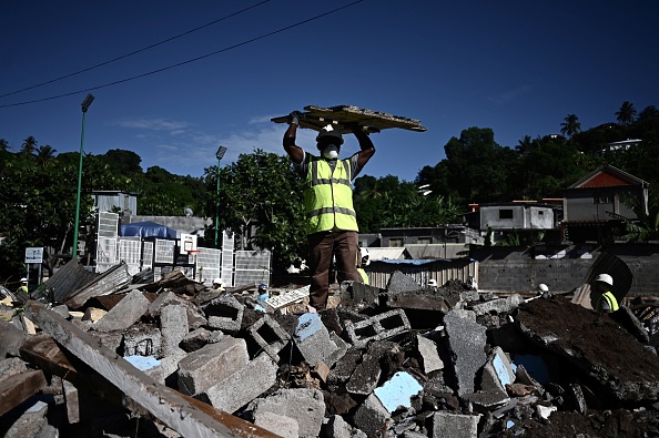 L'opération de démantèlement du bidonville du quartier "Talus 2" à Koungou, le 22 mai 2023. (PHILIPPE LOPEZ/AFP via Getty Images)