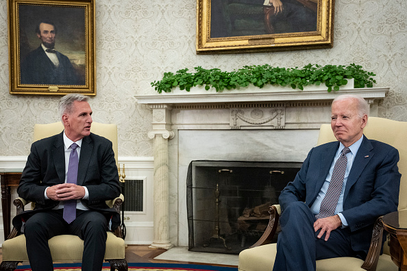 Le président américain Joe Biden (à dr.) et le président de la Chambre des représentants Kevin MCarthy à la Maison-Blanche le 22 mai 2023 à Washington. (Drew Angerer/Getty Images)