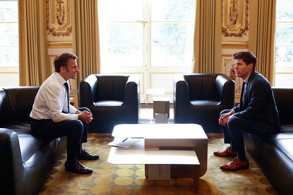 Le président Emmanuel Macron (à g.) rencontre le PDG d'OpenAI Sam Altman au palais de l'Élysée à Paris, le 23 mai 2023. (YOAN VALAT/POOL/AFP via Getty Images)