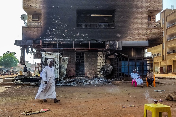 Devant une agence bancaire incendiée dans le sud de Khartoum, au Soudan, le 24 mai 2023. (AFP via Getty Images)