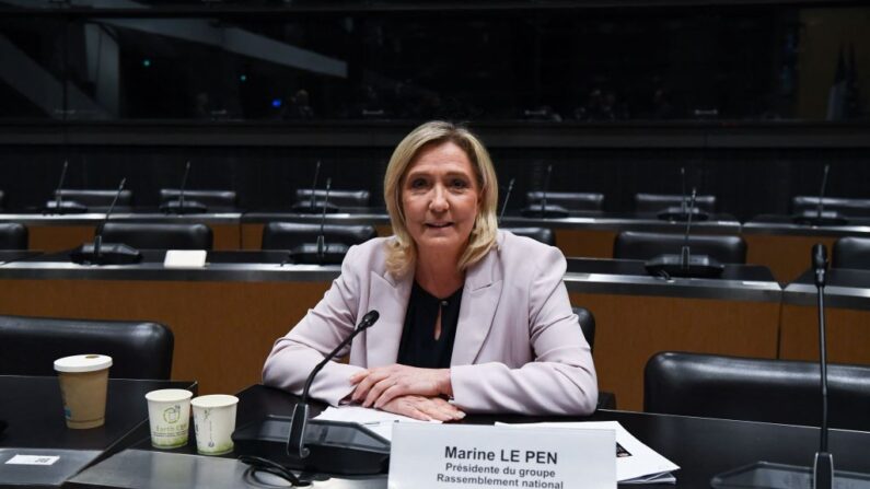 La présidente du groupe parlementaire du Rassemblement national (RN) Marine Le Pen attend le début de l'audition de la commission d'enquête sur les ingérences étrangères à l'Assemblée nationale, à Paris, le 24 mai 2023. (Photo CHRISTOPHE ARCHAMBAULT/AFP via Getty Images)