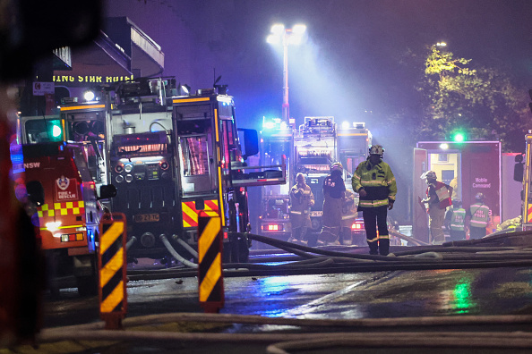 Des pompiers travaillent sur les lieux d'un incendie dans un immeuble à Sydney le 25 mai 2023. (DAVID GRAY/AFP via Getty Images)