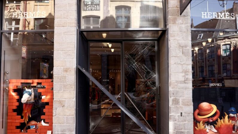 L'extérieur du magasin de luxe Hermès situé dans la prestigieuse rue Grande-Chaussee, où des voleurs ont utilisé une voiture pour enfoncer la barrière de sécurité et pénétrer dans le magasin. (Photo SAMEER AL-DOUMY/AFP via Getty Images)