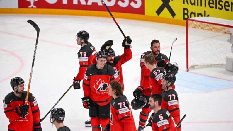 Les joueurs canadiens célèbrent la victoire lors du match de quart de finale des Championnats du monde de hockey sur glace de l'IIHF entre le Canada et la Finlande à Tampere, en Finlande le 25 mai 2023. (Photo  JONATHAN NACKSTRAND/AFP via Getty Images)