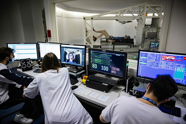 Un volontaire (en haut) dans la salle des centrifugeuses du MEDES, la clinique spatiale à Toulouse, le 23 mai 2023. (LIONEL BONAVENTURE/AFP via Getty Images)