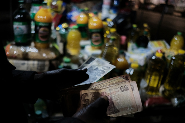 La plupart des Zimbabwéens préfèrent être payés en dollars américains. (JEKESAI NJIKIZANA/AFP via Getty Images)