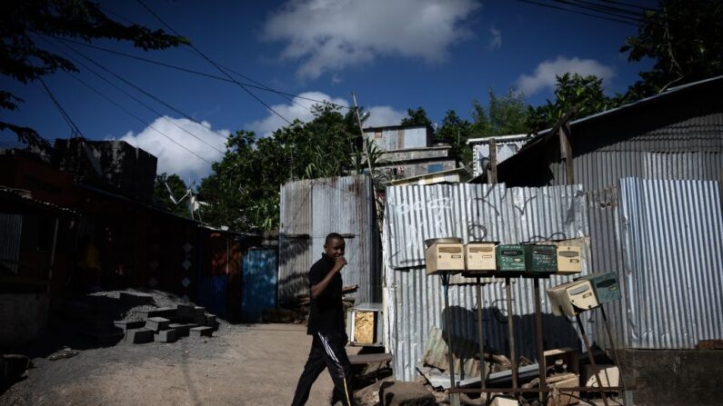 De jeunes mineurs isolés Comoriens pour une majorité, vivent dans des bidonvilles insalubres sur l’île française de Mayotte. (Photo PHILIPPE LOPEZ/AFP via Getty Images)