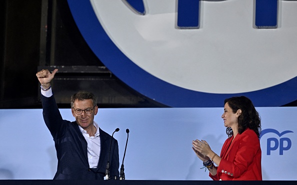 Le leader du Parti populaire Alberto Nunez Feijoo (à g.) à côté de la présidente de la région de Madrid Isabel Diaz Ayuso (à dr.), le 28 mai 2023 en Espagne. (JAVIER SORIANO/AFP via Getty Images)