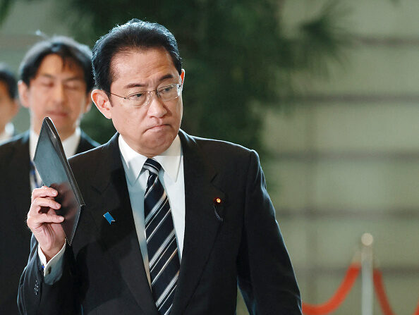 Le Premier ministre japonais Fumio Kishida répond aux questions des journalistes après que la Corée du Nord a annoncé le lancement d'un satellite, à Tokyo, le 29 mai 2023. (STR/JIJI Press/AFP via Getty Images)