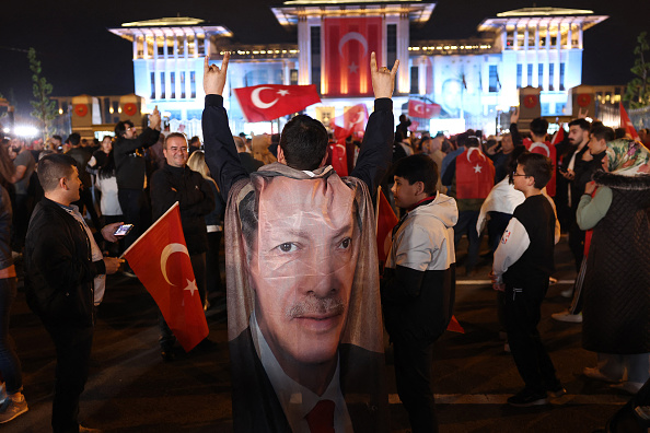 Des partisans de Recep Tayyip Erdogan célèbrent sa réélection devant le palais présidentiel d’Ankara, dans la nuit du 28 au 29 mai 2023. (ADEM ALTAN/AFP via Getty Images)