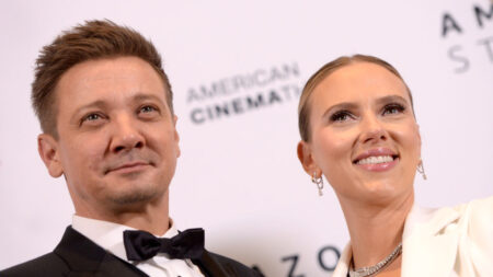 Scarlett Johansson raconte sa visite émouvante à l’hôpital après l’accident de Jeremy Renner