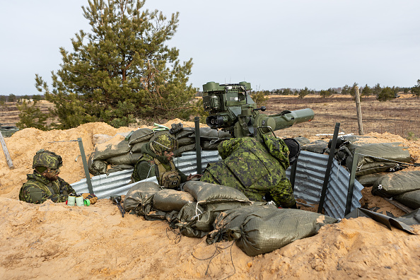 Des membres de l'armée canadienne participent à l'exercice Crystal Arrow 2022 le 8 mars 2022 à Adazi, en Lettonie. (Paulius Peleckis/Getty Images)