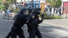Paris: un manifestant accuse la police de violences, la caméra-piéton de l’agent prouve que c’est faux