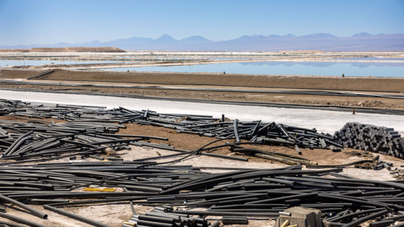 Des tubes attendent d'être retirés pour être recyclés dans une mine de lithium dans le désert d'Atacama, le 24 août 2022 à Salar de Atacama, au Chili. (John Moore/Getty Images)