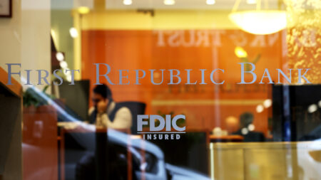 En déroute, First Republic Bank est rachetée par JPMorgan Chase, la banque la plus puissante des Etats-Unis