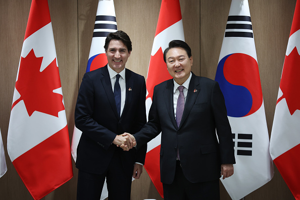 Le Premier ministre canadien Justin Trudeau (à g.) et le président sud-coréen Yoon Suk Yeol, le 17 mai 2023 à Séoul, en Corée du Sud. (Kim Hong-Ji - Pool/Getty Images)