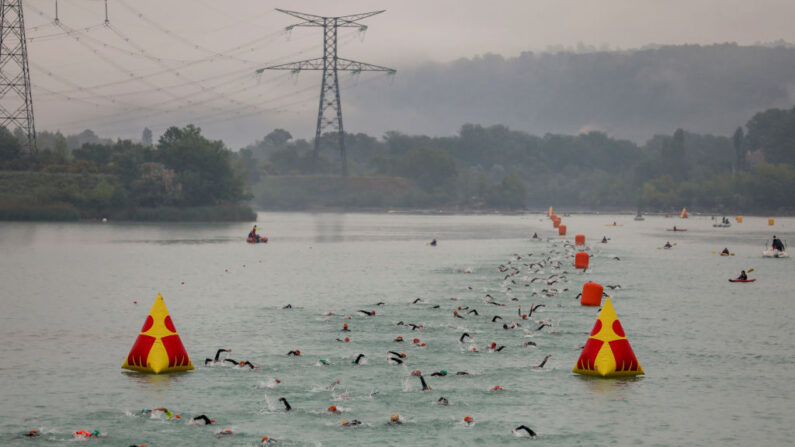 Des athlètes participent à la partie natation de l'IRONMAN 70.3 Pays D'Aix, le 21 mai 2023 à Aix-en-Provence. (Photo: Pablo Blazquez Dominguez/Getty Images for IRONMAN)