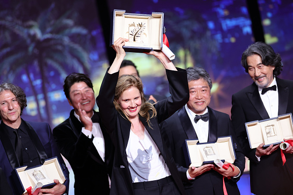 Justine Triet reçoit la Palme d'Or pour « Anatomie d'une chute » lors de la cérémonie de clôture du 76e festival de Cannes au Palais des Festivals le 27 mai 2023 à Cannes. (Andreas Rentz/Getty Images)