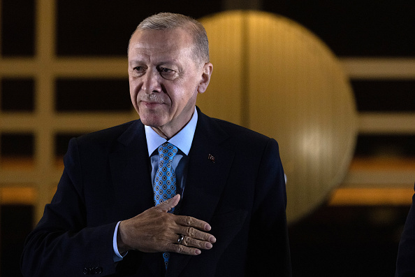 Le président Recep Tayyip Erdogan salue ses partisans au palais présidentiel après avoir été réélu lors d'un second tour le 29 mai 2023 à Ankara, en Turquie. (Chris McGrath/Getty Images)