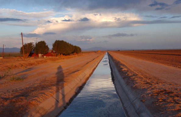Un canal d'irrigation au sud-est de la mer de Salton est alimenté par l'eau du fleuve Colorado, près d'El Centro, en Californie. (Photo David McNew/Getty Images)