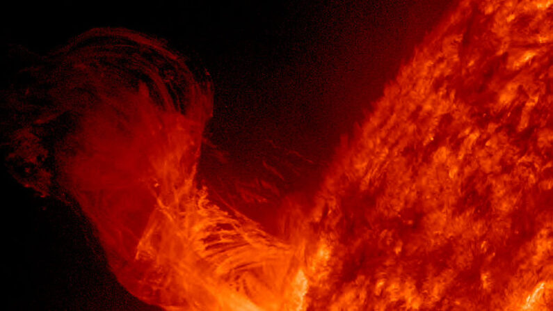 Dans ce document de la NASA, une éruption solaire s'élève au-dessus de la surface du soleil le 31 décembre 2012 dans l'espace. (Crédit photo NASA/SDO via Getty Images)