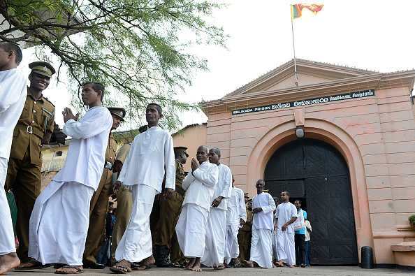 Des prisonniers sri-lankais libérés sortent de la prison de Welikada en 2013. Illustration. (S.KODIKARA/AFP via Getty Images)