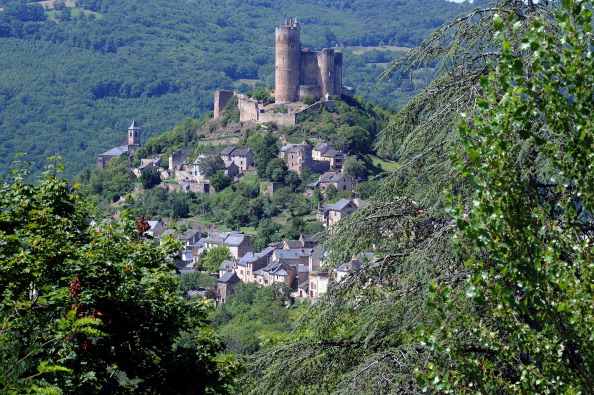 Vue générale montrant la forteresse royale de Najac, un château construit au XIIIe siècle, surplombant le village de Najac, dans le sud-ouest de la France.   (PASCAL PAVANI/AFP via Getty Images)